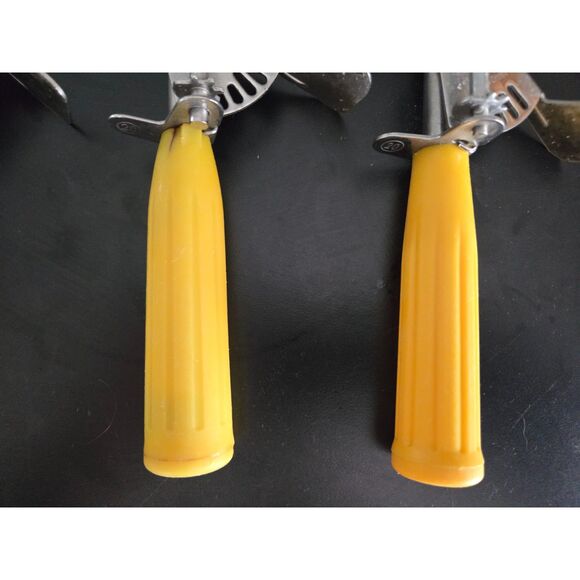 #20 Serving Disher Ice Cream Scoops Choice Lot of 4 Work Great - Picture 2 of 10